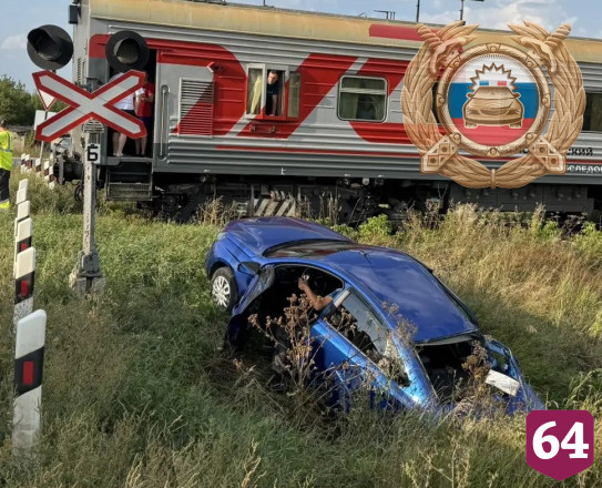 В Саратовской области на переезде поезд столкнулся с легковым автомобилем 